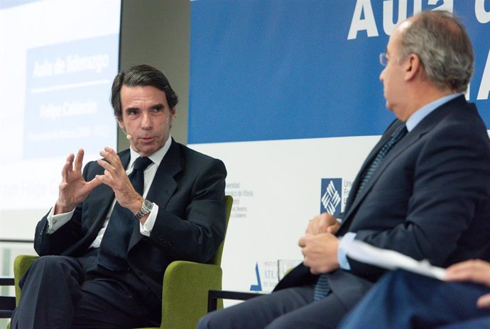 El expresidente del Gobierno José María Aznar (i) y el expresidente de México Felipe Calderón (d) conversan en una sesión del Aula de Liderazgo IADG-UFV, en el edificio H de la Universidad Francisco de Vitoria, a 28 de abril de 2022,