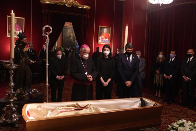 El arzobispo de Sevilla, junto a la ministra de Justicia y el delegado del Gobierno, ante el féretro con los restos mortales del cardenal Amigo y en presencia del hermano Pablo, entre otros.