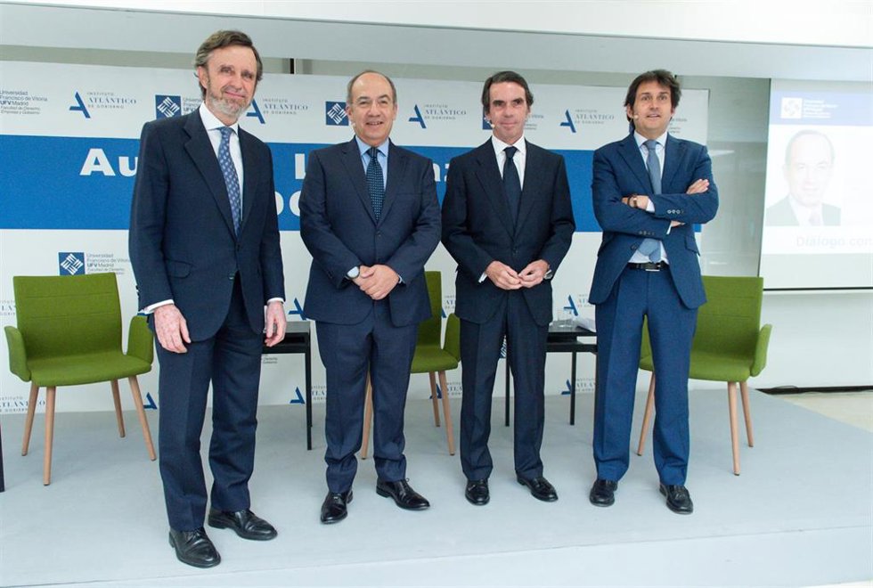 (I-D) El rector de la universidad Francisco de Victoria, Daniel Sada Castaño; el expresidente de México Felipe Calderón; el expresidente del Gobierno José María Aznar, posan en una sesión del Aula de Liderazgo IADG-UFV