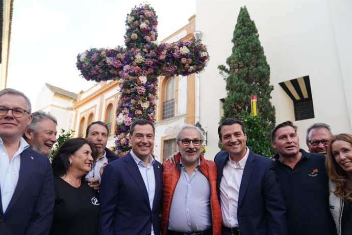 Juanma Moreno en las Cruces de Mayo de Córdoba