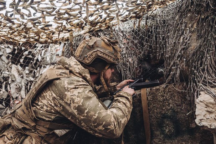 Archivo - Un soldado del ejército ucraniano observa al enemigo desde su posición en el frente de Niu York, a 22 de febrero de 2022, en Niu York, Oblast de Donetsk (Ucrania). Rusia reconoció ayer la independencia de las autoproclamadas 'repúblicas' de Do