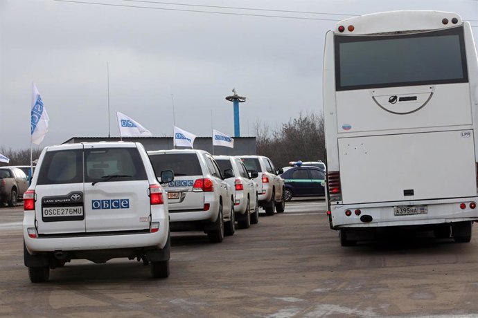 Archivo - Vehículos de la misión de observadores de la OSCE