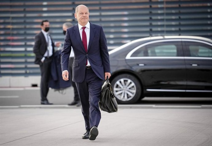27 April 2022, Brandenburg, Schoenefeld: German Chancellor Olaf Scholz walks to the Air Force Airbus A340 on the military section of BER Airport for the flight to Japan. Photo: Kay Nietfeld/dpa