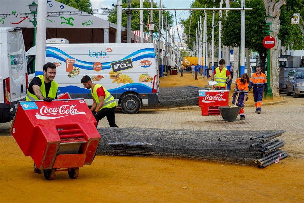 Trabajadores preparando y adecentando las casetas del recinto ferial a tres días para la inauguración de la Feria de Abril de Sevilla 2022 después de dos años sin celebrarse por la pandemia a 27 de abril del 2022 en Sevilla (Andalucía, España).