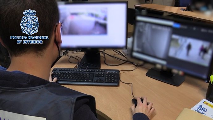 Detenidos dos hombres dedicados a grabar películas de estreno en salas de cine