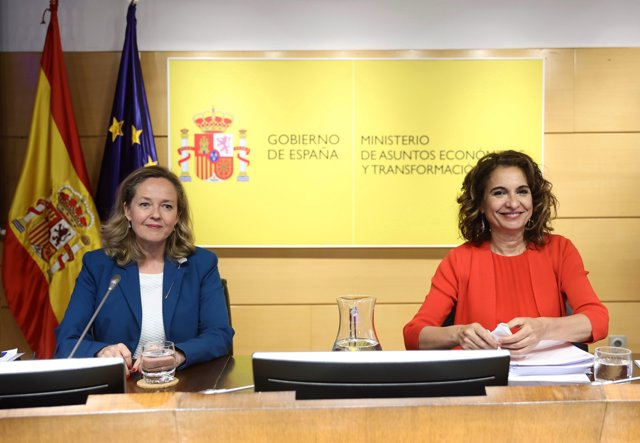 Nadia Calviño (i), y María Jesús Montero presentan el escenario macroeconómico 2022-2025, en el Ministerio de Asuntos Económicos