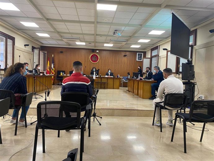 Los dos hermanos condenados por agredir y apuñalar a otro hombre, durante el juicio.