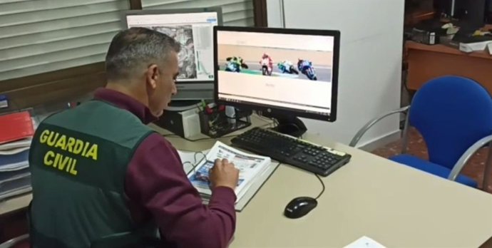 Un agente de la Guardia Civil durante la investigación.