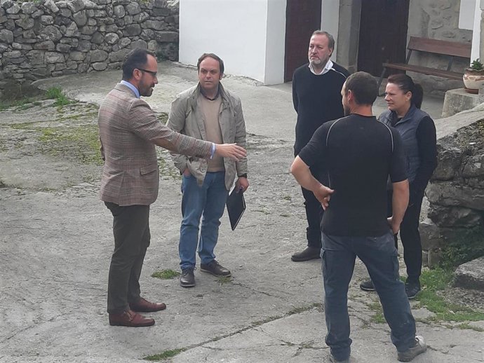 El portavoz de Vox, Ignacio Blanco, con representantes de Ganagri.
