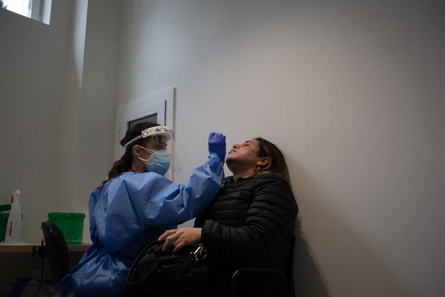 Archivo - Una dona se sotmet a una prova PCR.