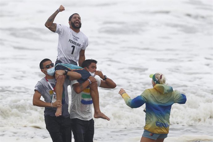 Archivo - El surfista brasileño Ítalo Ferreira sale a hombros tras ganar el oro olímpico en Tokyo 2020