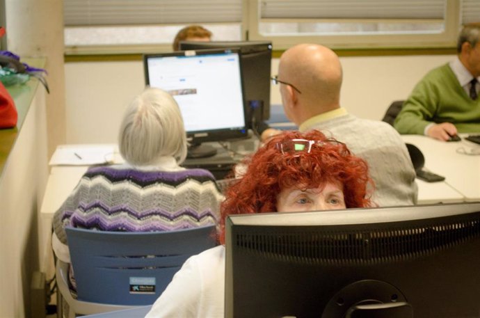 Archivo - Personas mayores frente a un ordenador