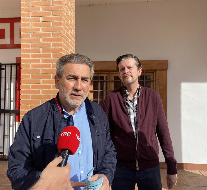 El secretario de Salud Laboral de CCOO de Extremadura, Alberto Franco, y el secretario de Salud Laboral de la Federación de Sanidad y Sectores Sociosanitarios, José Julio Galeano, atienden a los medios