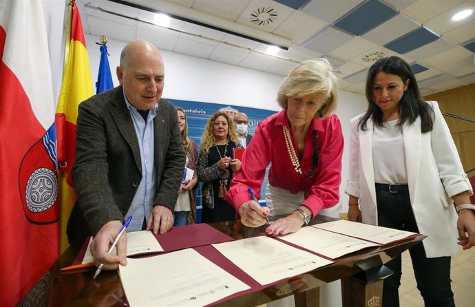 La consejera de Educación y Formación Profesional, Marina Lombó, firma el acuerdo suscrito con los sindicatos docentes para la bajada de ratios en el 2 Ciclo de Educación Infantil