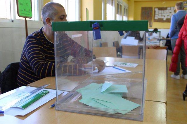 Archivo - Imagen de archivo de un colegio electoral para las elecciones al Parlamento de Andalucía de 2018. 