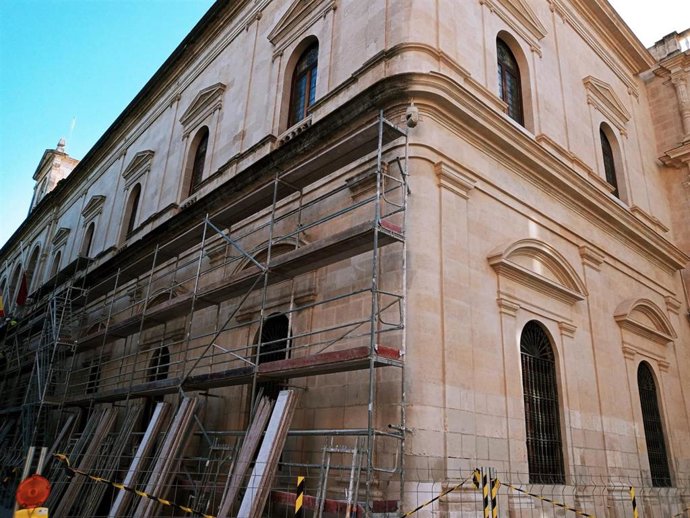 Fachada del Ayuntamiento orientada a la Plaza Nueva, donde se observa el antes y el después de la intervención, en el marco del proyecto de  restauración.