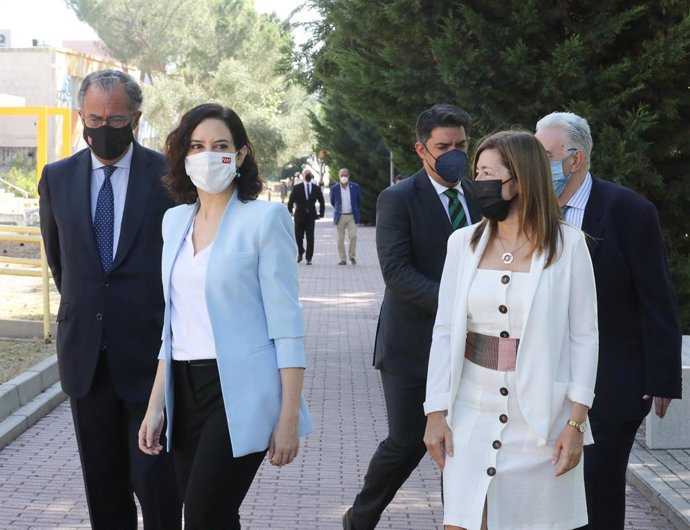 Archivo - l consejero de Educación, Universidades, Ciencia y portavoz del Gobierno, Enrique Ossorio; la presidenta de la Comunidad de Madrid, Isabel Díaz Ayuso. Archivo.