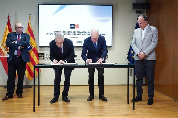 La firma ha tenido lugar en el Palacio de La Aljafería.