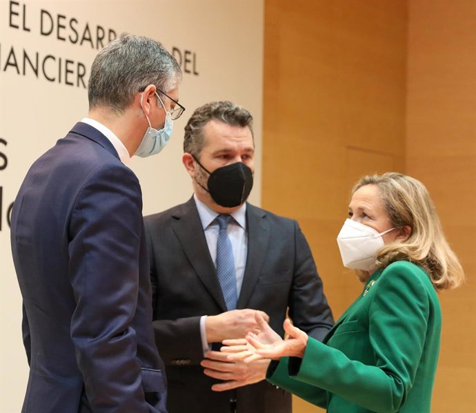 Archivo - La vicepresidenta primera, Nadia Calviño; el gobernador del Banco de España, Pablo Hernández de Cos, y el presidente de la CNMV, Rodrigo Buenaventura, en una reunión en el Ministerio de Asuntos Económicos el 14 de enero de 2022.