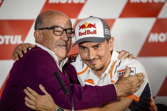 Archivo - Jorge Lorenzo abraza a Carmelo Ezpeleta el día del anuncio de su despedida del Mundial de MotoGP