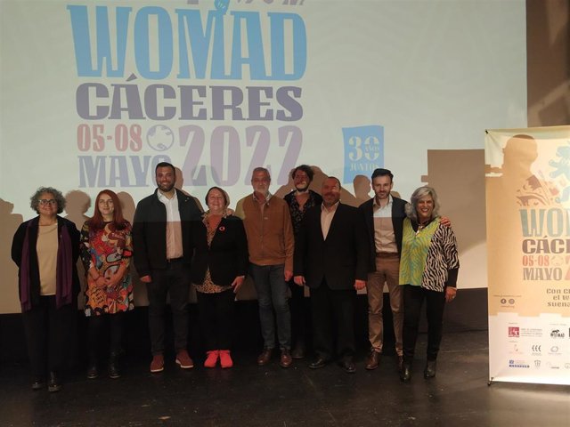 Autoridades y organizadores del festival Womad 2022 de Cáceres, cuyo cartel se ha presentado este viernes