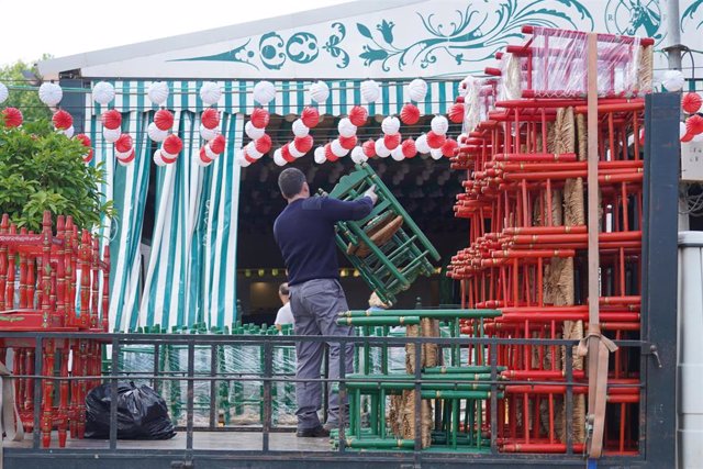 Trabajadores preparando y adecentando las casetas del recinto ferial a tres días para la inauguración de la Feria de Abril de Sevilla 2022 después de dos años sin celebrarse por la pandemia a 27 de abril del 2022 en Sevilla (Andalucía, España)