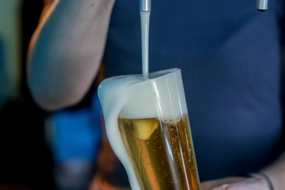 Un camarero tira una cerveza. 
