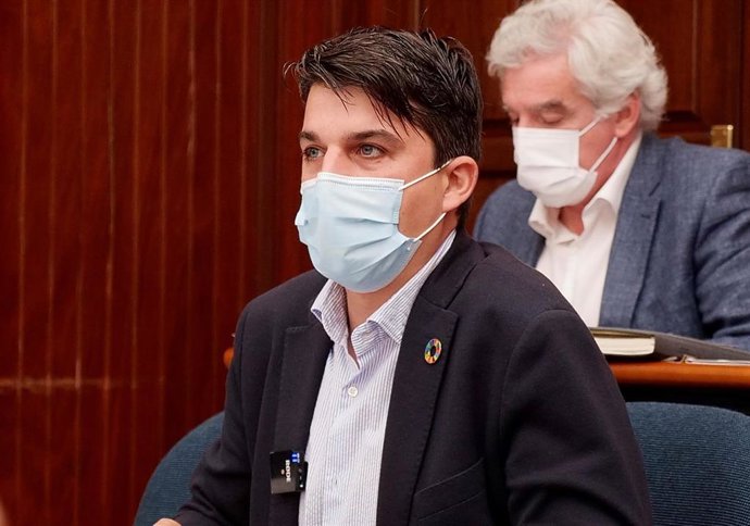 Archivo - El portavoz socialista, Daniel Fernández, en el Pleno de Santander