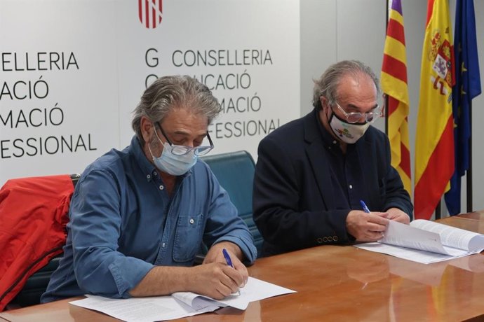 Archivo - El conseller de Educación y Formación Profesional, Martí March, y el alcalde de Estellencs, Bartomeu Jover, firman un convenio para la ampliación de plazas de 0-3 años.