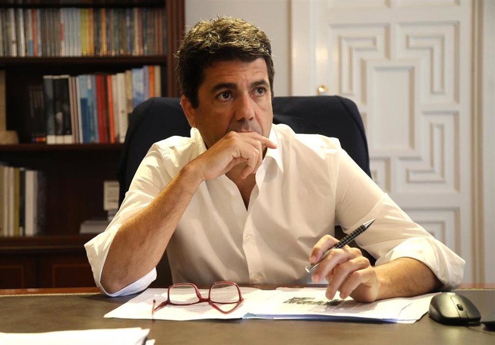 Archivo - Mazón insta a Puig a defender ante Sánchez la Costa Blanca en los corredores turísticos con Reino Unido