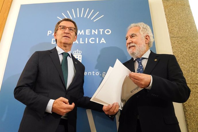 O presidente da Xunta, Alberto Núñez Feijóo (i), e o titular do Parlamento galego, Miguel Santalices, no momento no que comunica a súa renuncia.