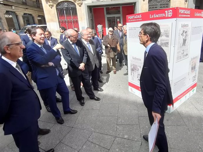 El presidente de la Junta de Castilla y León, Alfonso Fernández Mañueco, segundo por la izquierda, en la exposición de portadas de La Gaceta en la Plaza del Liceo.