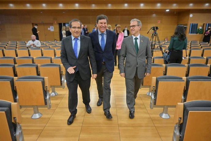El consejero de Economía y Hacienda y portavoz, Carlos Fdez. Carriedo (centro), ha presidido hoy en Valladolid la toma de posesión del director general del Instituto para la Competitividad Empresarial de Castilla y León, Augusto Cobos (izda).