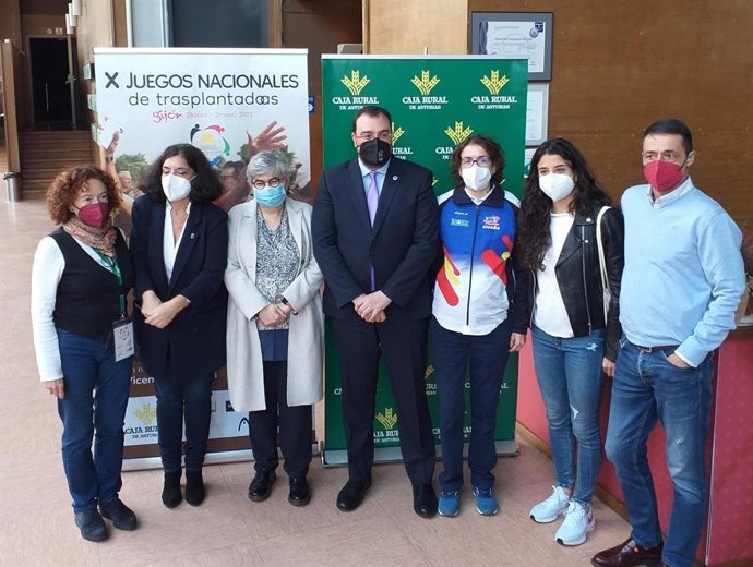 El presidente del Principado de Asturias, Adrián Barbón,  junto a otras autoridades y organizadores de los  X Juegos Nacionales de Transplantados, antes de su inauguración en el recinto ferial gijonés 'Luis Adaro'