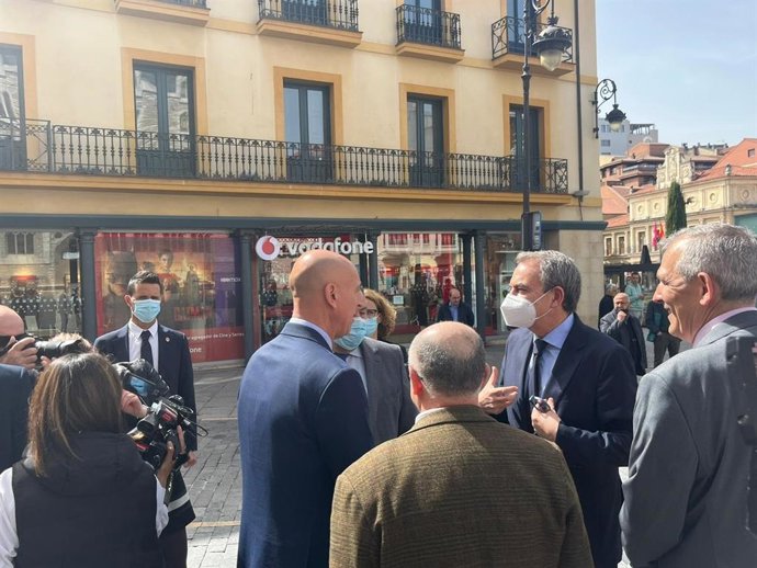 El expresidente del Gobierno de España, José Luis Rodríguez Zapatero, dialoga con el alcalde de León, José Antonio Diez.
