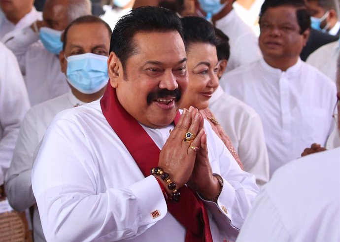 Archivo - 09 August 2020, Sri Lanka, Colombo: Sri Lankan Prime Minister Mahinda Rajapaksa arrives at the Kelaniya temple for his swearing-in ceremony. Photo: Pradeep Dambarage/ZUMA Wire/dpa