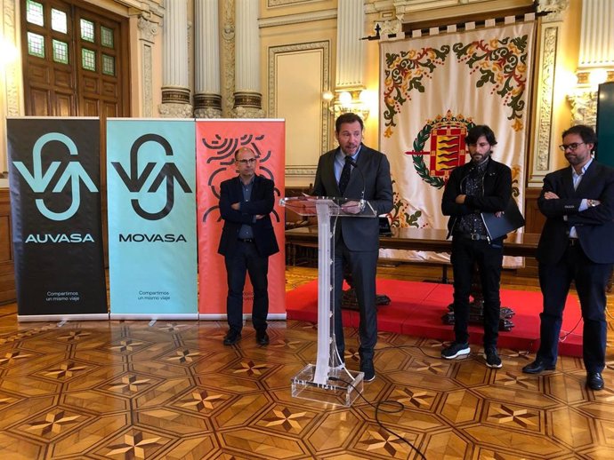 El alcalde de Valladolid, Óscar Puente, en el atril durnate la presentación de la nueva marca de Auvasa.