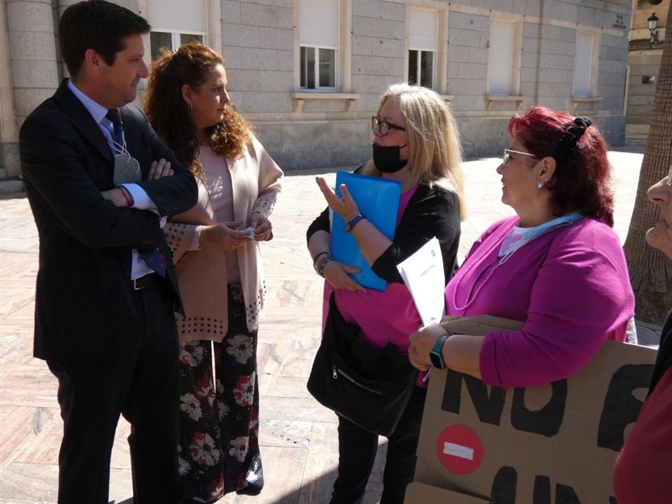Guillermo García de Longoria, portavoz del grupo municipal de Ciudadanos (Cs) en el Ayuntamiento de Huelva, y Noelia Álvarez, viceportavoz, con vecinos del Mirador del Conquero.