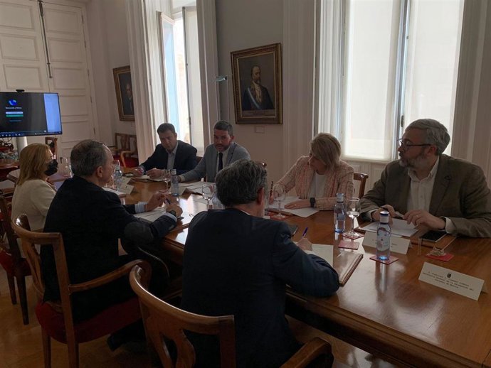 El consejero Antonio Luengo, junto a la alcaldesa de Cartagena, Noelia Arroyo, presiden la reunión celebrada por el Foro Interadministrativo del Mar Menor