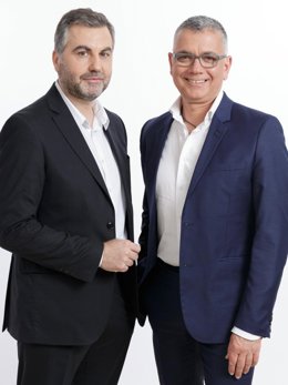 Archivo -     Los periodistas Juan Ramón Lucas y Carlos Alsina estrenan este miércoles su programa 'Más de uno' en Onda Cero, con el que reemplazan a Carlos Herrera en la franja matinal de la emisora