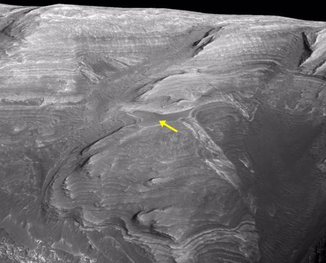 El horizonte marcador (flecha amarilla) es más oscuro, más suave y más duro que las rocas que contienen sulfato que lo rodean.