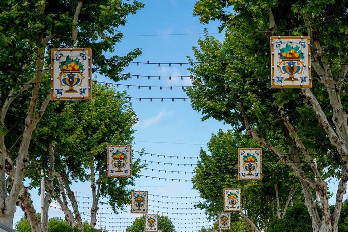 Luces colocadas en una calle del recinto ferial, a pocas horas de la inauguración de la Feria de Abril de Sevilla 2022.