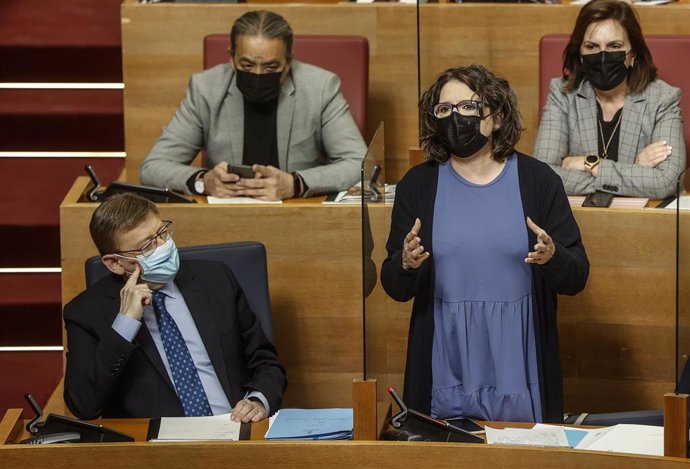 Mónica Oltra interviene en Les Corts en la bancada delantera a la de Manolo Mata