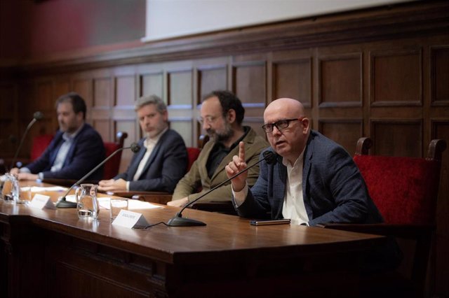 Los abogados Antoni Abat, Andreu Van den Eynde, Benet Salellas y Gonzalo Boye anuncian querellas contra la propietaria de Pegasus por el 'Catalan Gate'.