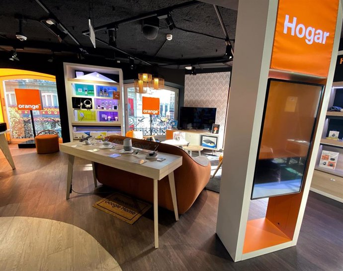 Archivo - Interior de una tienda de la compañía telefónica Orange.