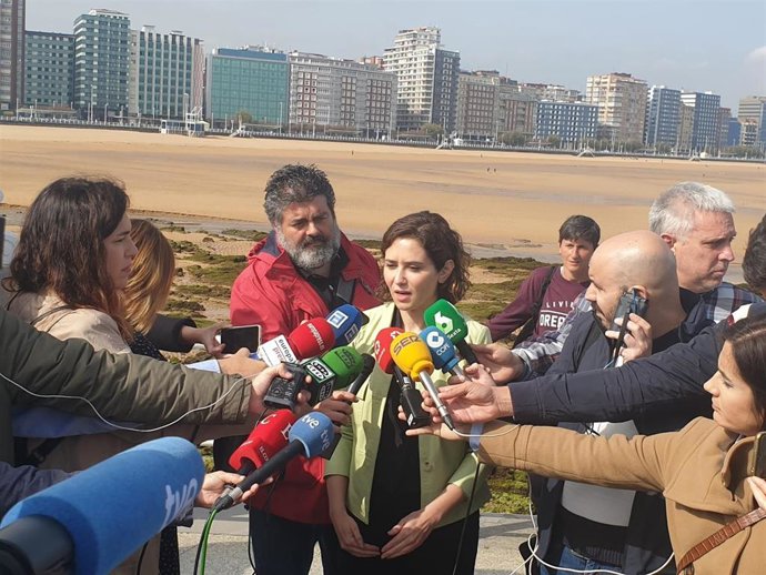 Isabel Díaz Ayuso, atendiendo a los medios de comunicación en el Muro de San Lorenzo, en Gijón