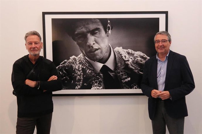 El fotógrafo Sandro Miller exhibe en La Malagueta por primera vez su colección El Matador, un homenaje al toreo. En la imagen, Miller (i) junto al presidente de la Diputación, Francisco Salado.