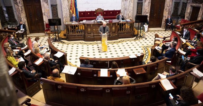 Imagen de archivo de un pleno del Ayuntamiento de Valncia durante una intervención del alcalde de la ciudad, Joan Ribó.