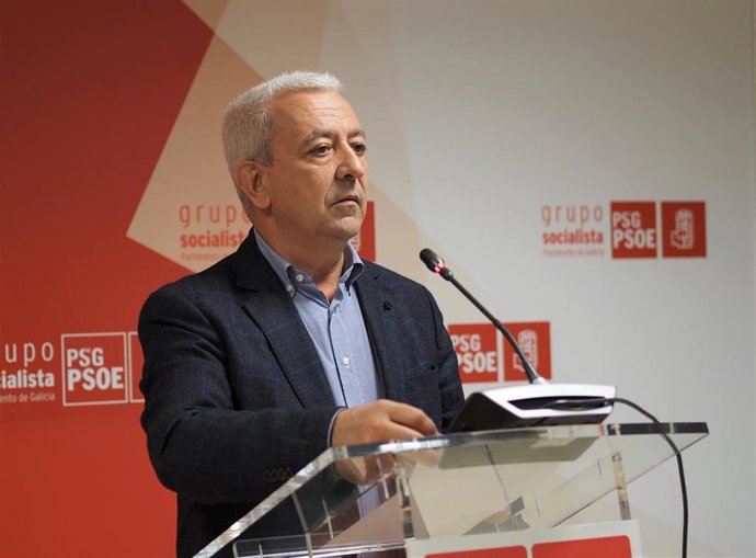 El portavoz parlamentario del PSdeG, Luis Álvarez, en la rueda de prensa ofrecida este viernes en el Parlamento de Galicia