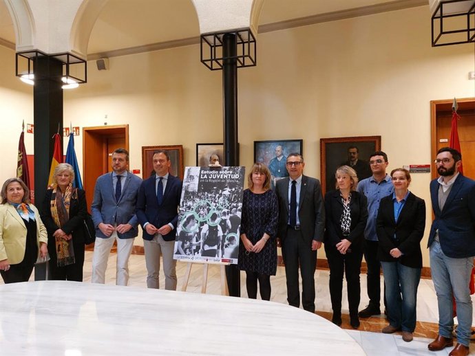 El consejero de Presidencia, Turismo, Cultura y Deportes, Marcos Ortuño; el rector de la Universidad de Murcia, José Luján, y el director general de Juventud, José Manuel López, junto a técnicos de la Comunidad y responsables del proyecto de la UMU
